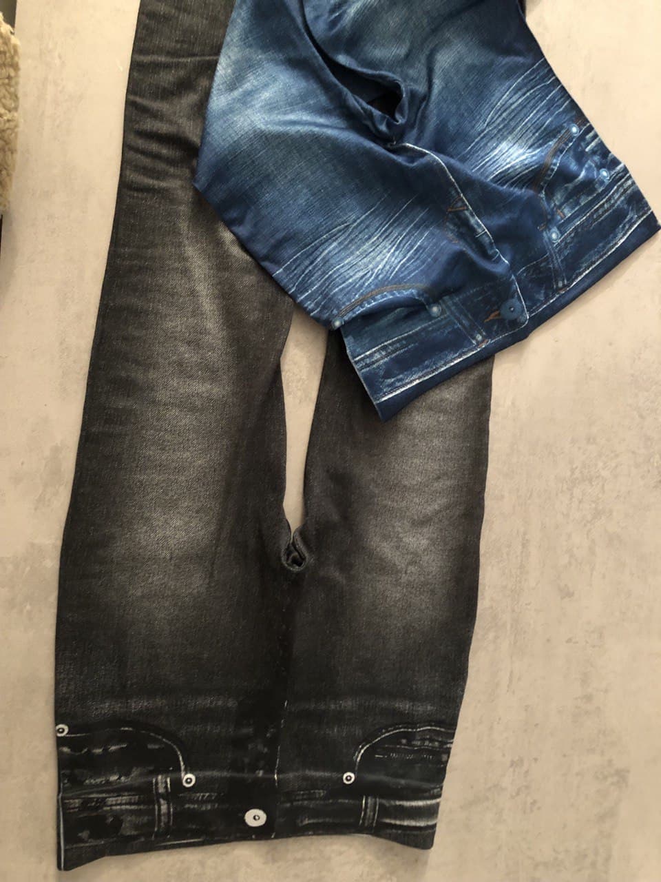 Slim jeggings nei due colori a confronto, blu e nero, in tessuto elasticizzato