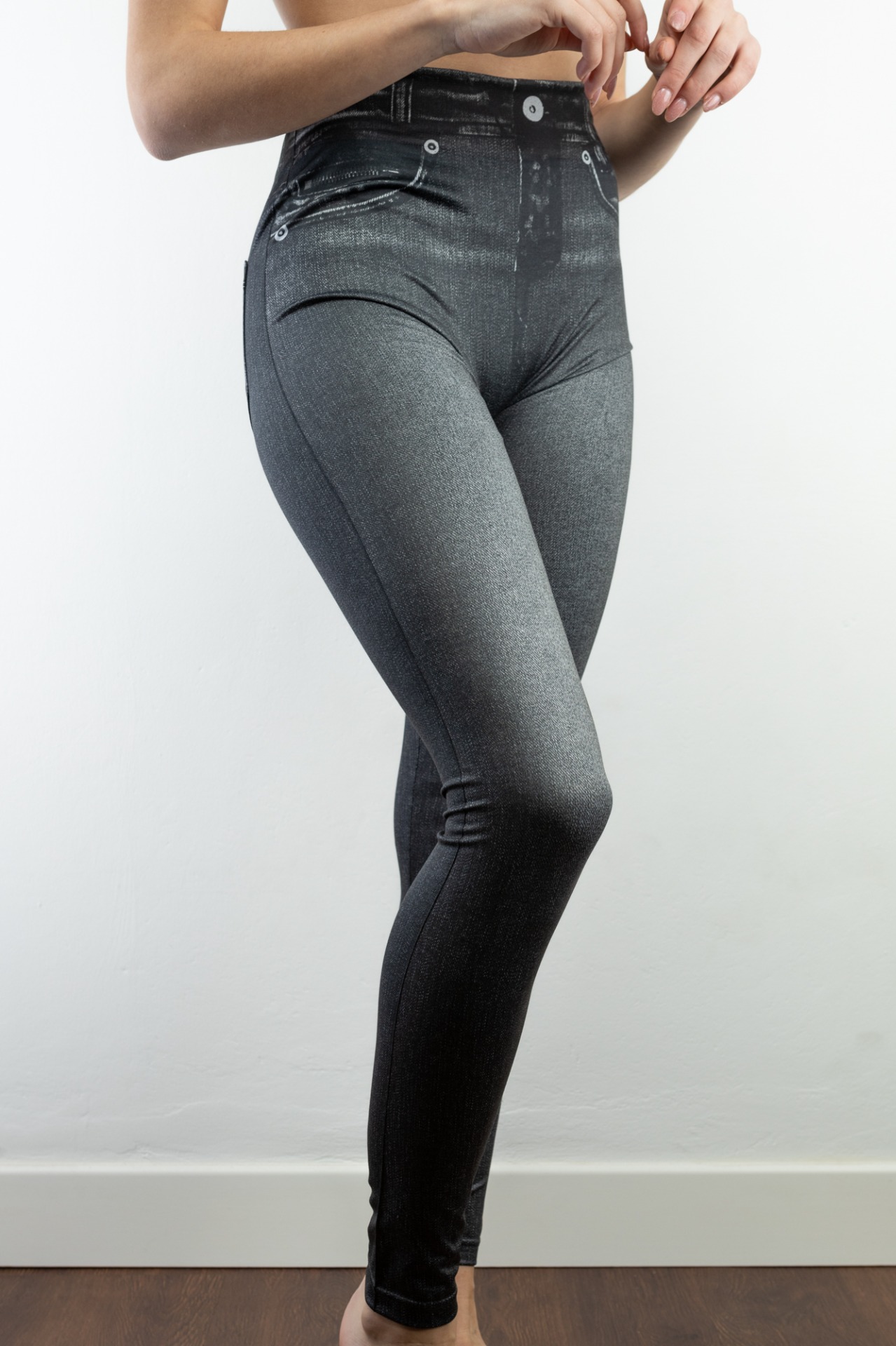 Donna che indossa Slim Jeggings effetto jeans a vita alta in tessuto elasticizzato